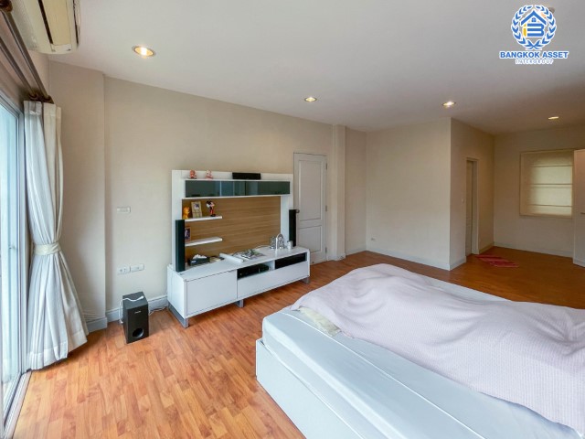 *****บ้านเดี่ยวมือสองย่านนนทบุรี ม.บางกอกบูเลอวาร์ด สาทร-ปิ่นเกล้า เนื้อที่กว้างขวางมากถึง 52.50 ตร.ว. ฟังก์ชัน 3 ห้องนอน 4 ห้องน้ำ ที่จอดรถ 2 คัน แถมฟรี! เครื่องปรับอากาศ 5 เครื่อง มีพื้นที่รอบบ้าน ภายในตกแต่งสวย ตั้งบนทำเลแห่งการเดินทาง ใกล้จุดขึ้นลงทางด่วน "ตลิ่งชัน"